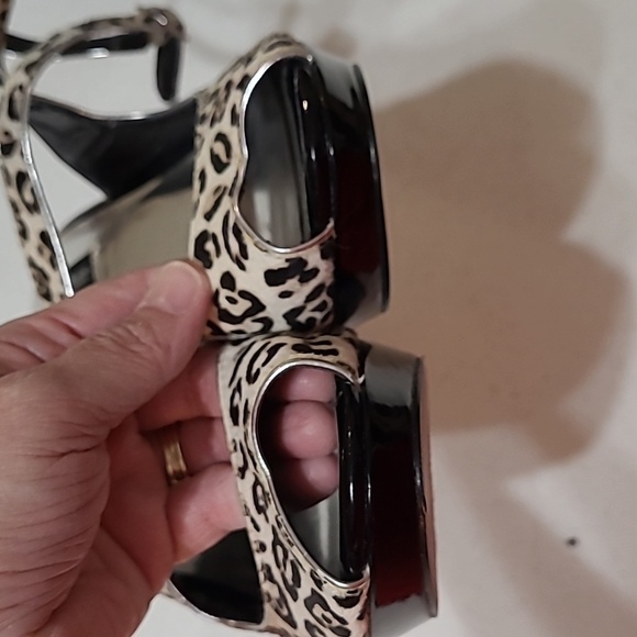 White House Black Market "Tallulah" animal print/fur open toe heels size 8.5 - Picture 11 of 16